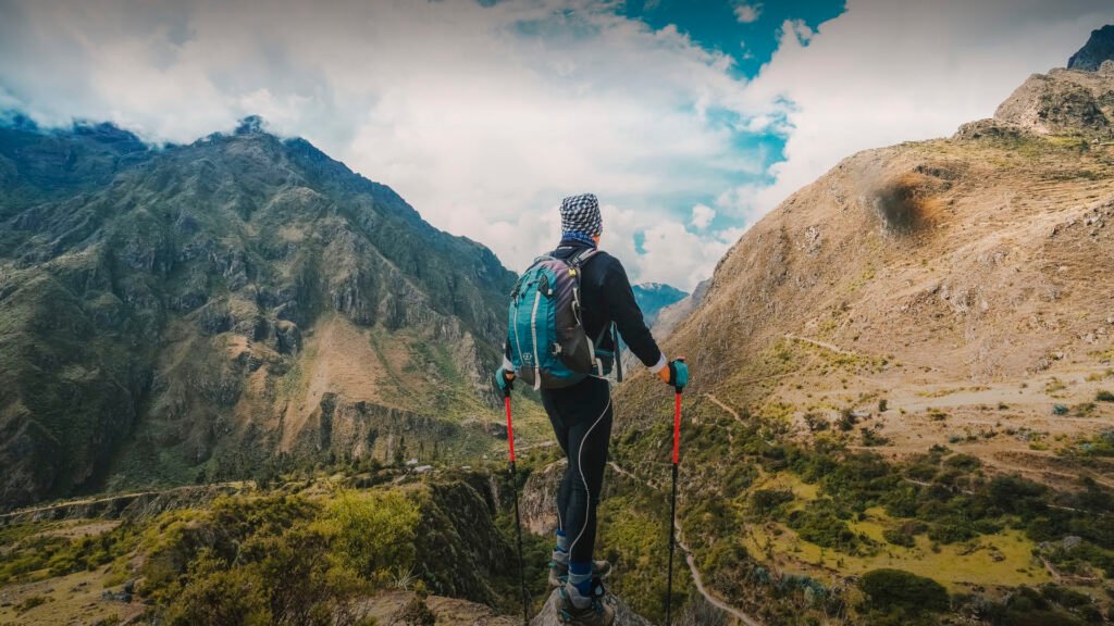 Persona haciendo senderismo en Machu Picchu